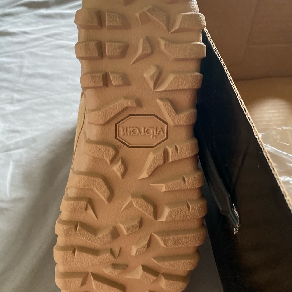 Boots - Picture 4 of 5